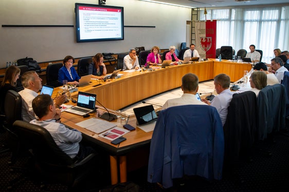 Die Landesregierung hat sich in einer ganztägigen Arbeitssitzung intensiv mit dem komplexen Thema des leistbaren Wohnraums für Südtirolerinnen und Südtiroler auseinandergesetzt. (Foto: LPA/Fabio Brucculeri)