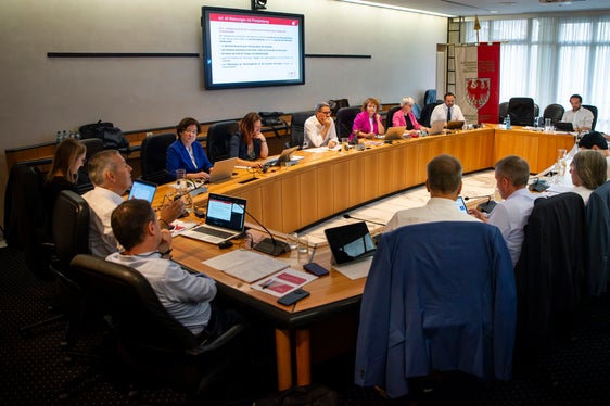 Die Landesregierung hat sich in einer ganztägigen Arbeitssitzung intensiv mit dem komplexen Thema des leistbaren Wohnraums für Südtirolerinnen und Südtiroler auseinandergesetzt. (Foto: LPA/Fabio Brucculeri)