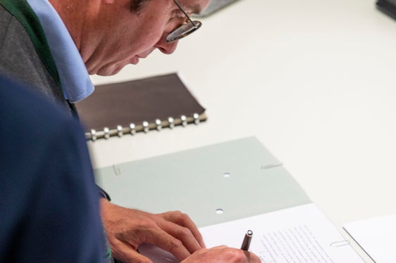Nella foto il momento della firma di Maximilian Weh, vicepresidente della sezione DAV di Landshut (Foto: ASP/Fabio Brucculeri)