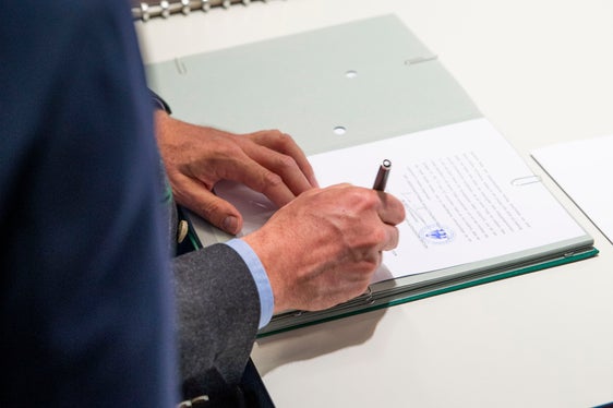 Damit kommen wir dem Ziel, den Ersatzbau in die Wege zu leiten, ein gutes Stück näher, sagte Maximilian Weh, zweiter Vorsitzender des DAV Sektion Landshut, der neben Bernhard Tschochner für die Sektion unterzeichnete. (Foto: LPA/Fabio Brucculeri)