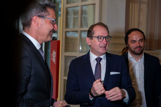 Il presidente Kompatscher (a sinistra) ha parlato di uno scambio amichevole e fruttuoso: qui è in una conversazione con Alexander Dobrindt (CSU) e l'assessore Achammer. (Foto: ASP/Fabio Brucculeri)