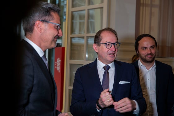 Landeshauptmann Kompatscher (l.) sprach von einem freundschaftlichen, fruchtbaren Austausch - im Bild im Gespräch mit Alexander Dobrindt (CSU) und Landesrat Achammer. (Foto: LPA/Fabio Brucculeri)