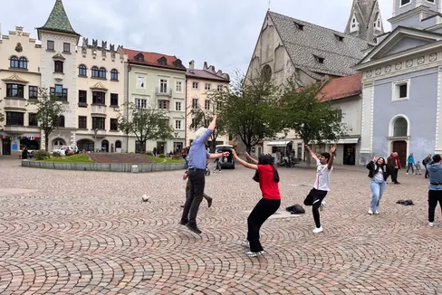 Una mattina di festa in piazza Duomo a Bressanone, teatro di una partita di calcio popolare tra una classe della Scuola professionale Enrico Mattei di Bressanone e una classe della Scuola professionale Guglielmo Marconi di Merano. (Foto: USP)