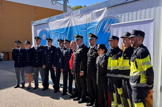 Bewährte Zusammenarbeit auf der Wiesn: Auch heuer sind Bozner Berufsfeuerwehrmänner (rechts im Bild) an zwei Wochenenden in München im Einsatz. (Foto: LPA/Berufsfeuerwehr Bozen)