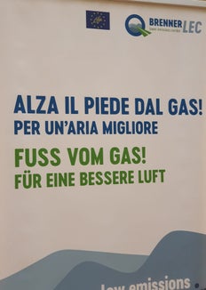 Progetto BrennerLEC lungo l'A22: riducendo la velocità di percorrenza si migliora la qualità dell'aria e la fluidità del traffico. (Foto: ASP/Thomas Laconi)