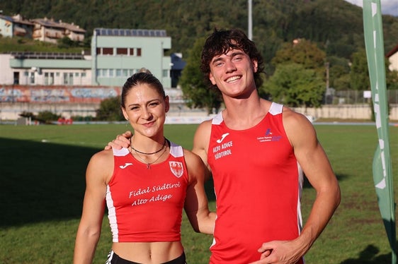 Nathalie Kofler (oro nel salto con l’asta) e Daniele Tomasi (bronzo nei 400 ostacoli) hanno contribuito al secondo posto della selezione Alto Adige-Südtirol al Meeting Arge Alp 2026 di Pergine Valsugana. (Foto: FIDAL)