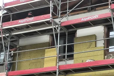 L'Unione Europea mette a disposizione un finanziamento fino a 3 milioni di euro per progetti di ristrutturazione energetica degli edifici pubblici in Alto Adige. Gli enti locali, come i Comuni e le Comunità comprensoriali, nonché le società pubbliche possono presentare proposte progettuali fino al 24 ottobre 2024 per rinnovare gli edifici pubblici in termini di efficientamento energetico. (Foto: ASP)