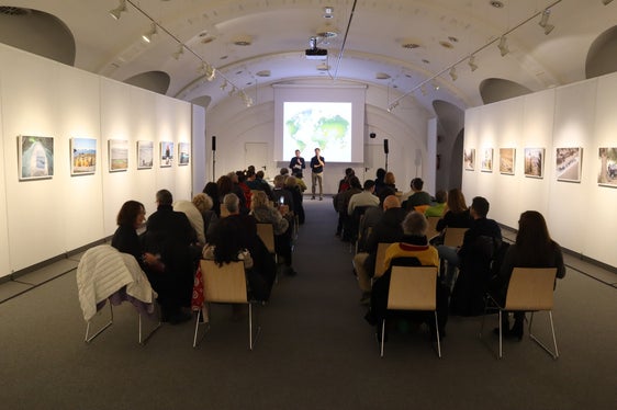 Un momento della presentazione dell'esposizione al Centro Trevi a Bolzano. (Foto: Centro Trevi)