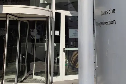 Bildungsdirektor Gustav Tschenett, Landesschuldirektorin Sigrun Falkensteiner und Andrea Abel, Professorin für germanistische Sprachwissenschaft der Freien Universität Bozen und Leiterin des Instituts für angewandte Sprachforschung – Eurac Research Bozen, sprechen bei einer Pressekonferenz über Sprachenlernen. (Foto: LPA/Stefanie Ausserer)