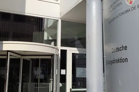 Bildungsdirektor Gustav Tschenett, Landesschuldirektorin Sigrun Falkensteiner und Andrea Abel, Professorin für germanistische Sprachwissenschaft der Freien Universität Bozen und Leiterin des Instituts für angewandte Sprachforschung – Eurac Research Bozen, sprechen bei einer Pressekonferenz über Sprachenlernen. (Foto: LPA/Stefanie Ausserer)