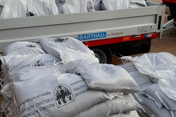 Mit Sand gefüllte Säcke sind eine bewährte Barriere gegen Hochwasser: Im Zuge der heutigen Übung wurden Hunderte vorbereitet. (Foto: LPA/Freiwillige Feuerwehr Siebeneich)