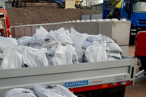 I sacchi pieni di sabbia sono una barriera collaudata contro le inondazioni: centinaia ne sono stati allestiti durante l'esercitazione. (Foto: ASP/Vigili del Fuoco Volontari Settequerce)