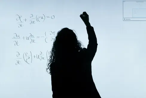 Beim Tag der Mathematik setzen sich Mathematik-Lehrpersonen der Mittel- und Oberschulen mit theoretischen und praktischen Aspekten des Mathematikunterrichts auseinander. (Foto: Unsplash)