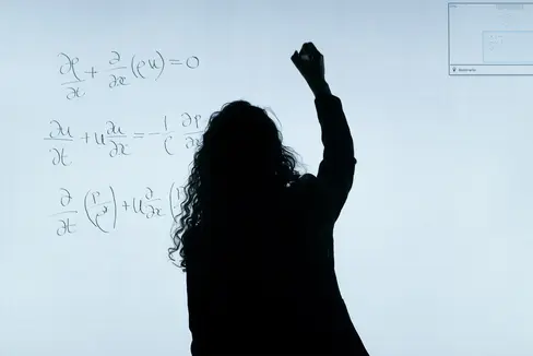 Beim Tag der Mathematik setzen sich Mathematik-Lehrpersonen der Mittel- und Oberschulen mit theoretischen und praktischen Aspekten des Mathematikunterrichts auseinander. (Foto: Unsplash)