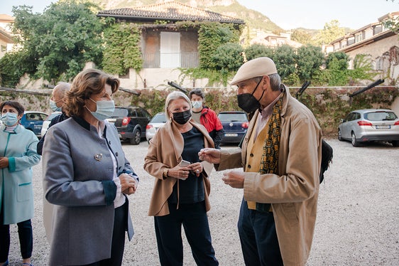 LRin Hochgruber Kuenzer und Landeskonservatorin Dalla Torre im Gespräch mit dem Künstler Manfred Alois Mayr (Foto: LPA/Claudia Corrent)