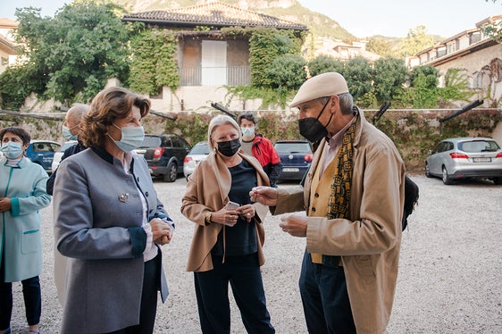 LRin Hochgruber Kuenzer und Landeskonservatorin Dalla Torre im Gespräch mit dem Künstler Manfred Alois Mayr (Foto: LPA/Claudia Corrent)