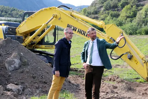 Durch die Riggertalschleife können Bahnfahrgäste, die auf der Strecke Bozen-Bruneck unterwegs sind, in Zukunft 15 Minuten Zeit sparen. Mobilitätslandesrat Daniel Alfreider und der Bürgermeister von Schabs, Alexander Überbracher, waren kürzlich auf Lokalaugenschein auf der Baustelle. (Foto: LPA/Ingo Dejaco)