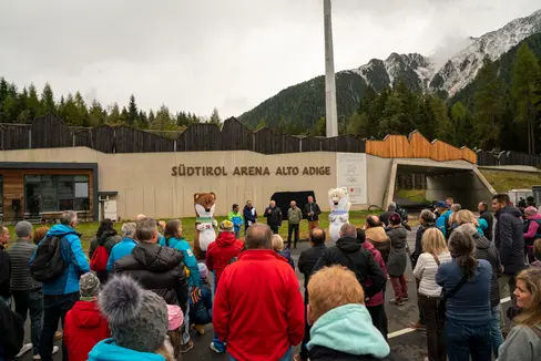 Grande successo per la giornata delle porte aperte alla Olympic Arena Alto Adige, lo stadio del biathlon di Anterselva. Per tutta la giornata oltre 1000 visitatrici e visitatori hanno potuto accedere nell'impianto che a febbraio ospiterà le gare di biathlon delle Olimpiadi invernali. (Foto: USP/Daniel Von Johnston)