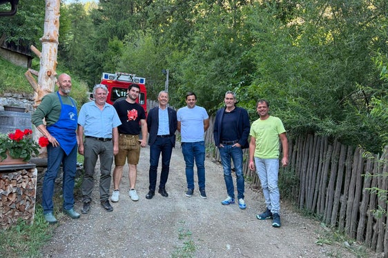 Lokalaugenschein in der Gemeinde Stilfs (von links): Hofbesitzer Jürgen Tonezzer, der Präsident des Führungsausschusses des Nationalparks Stilfserjoch und Marteller Bürgermeister Georg Altstätter, der Stilfser Gemeindereferent Fabian Brenner, Landesrat Peter Brunner, der Bürgermeister von Stilfs Samuel Marseiler, Hanspeter Gunsch, Direktor des Landesamtes für den Nationalpark Stilfserjoch, und der Stilfser Gemeinderat Markus Angerer. (Foto: LPA/Thomas Bodner)