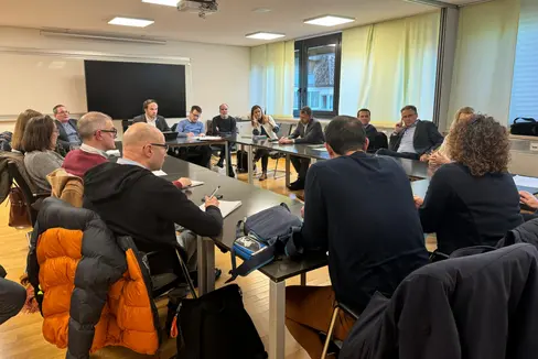 An einem technischen Tisch wurden die Schwerpunkte der anstehenden Verhandlungen für den neuen Vertrag der Lehrkäfte staatlicher Art (sprich für Lehrpersonen der Grund-, Mittel- und Oberschulen) festgelegt. Unmittelbar will man sich mit der Anpassung der Überstunden- und Außendienstsätze befassen. (Foto: LPA/René Ploner)