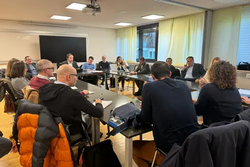 An einem technischen Tisch wurden die Schwerpunkte der anstehenden Verhandlungen für den neuen Vertrag der Lehrkäfte staatlicher Art (sprich für Lehrpersonen der Grund-, Mittel- und Oberschulen) festgelegt. Unmittelbar will man sich mit der Anpassung der Überstunden- und Außendienstsätze befassen. (Foto: LPA/René Ploner)