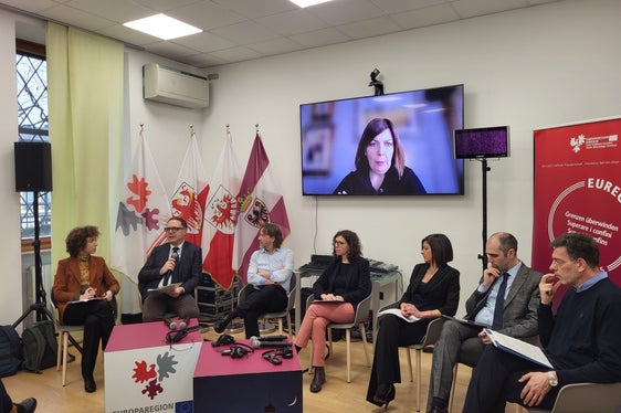 La tavola rotonda nel pomeriggio ha visto la partecipazione di rappresentanti del mondo della scuola, della formazione professionale, del lavoro e dell'università (Foto: Euregio)