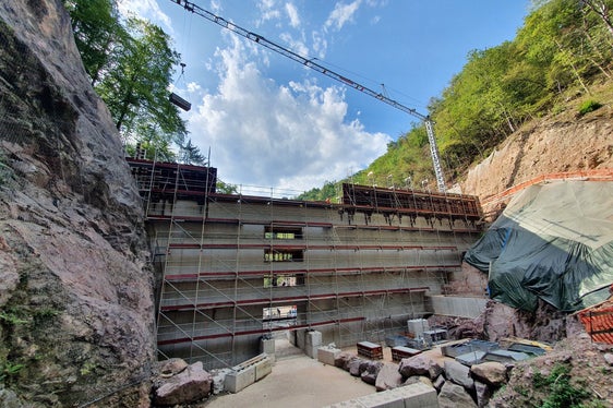 Ein weiteres Bild der Bauphase an der Sperre am Sinichbach, für deren Errichtung viel Felsaushub erforderlich war. (Foto: LPA/Landesamt für Wildbachverbauung Süd)