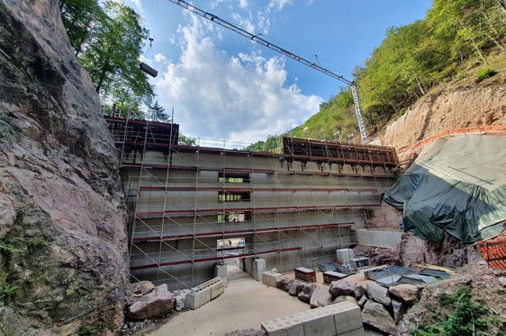 Un'altra immagine della fase di costruzione della diga sul rio Sinigo: i lavori hanno richiesto un notevole lavoro di scavo nella roccia (Foto: ASP/Ufficio sistemazione bacini montani Sud)