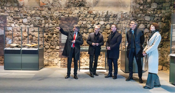 An 31 Standorten beteiligen sich Museen aus Tirol, Südtirol und dem Trentino am Euregio-Museumsjahr 2025. Im Bild (besichtigen die Ehrengäste) die Ausstellung der Hofburg Brixen zum Thema Einbruch - Aufbruch - Umbruch. (Foto: LPA/Daniel von Johnston)