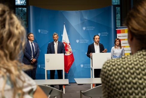 Bilancio e sguardo al futuro al termine dell'anno scolastico 2025/26. Nella foto (da sinistra) gli assessori all'Istruzione Philipp Achammer e Daniel Alfreider, insieme agli intendenti Sigrun Falkensteiner (scuola tedesca) e Heinrich Videsott (scuola ladina). (Foto: USP/Fabio Brucculeri)