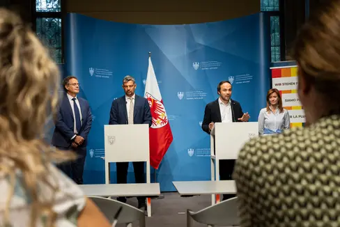 Bilancio e sguardo al futuro al termine dell'anno scolastico 2025/26. Nella foto (da sinistra) gli assessori all'Istruzione Philipp Achammer e Daniel Alfreider, insieme agli intendenti Sigrun Falkensteiner (scuola tedesca) e Heinrich Videsott (scuola ladina). (Foto: USP/Fabio Brucculeri)