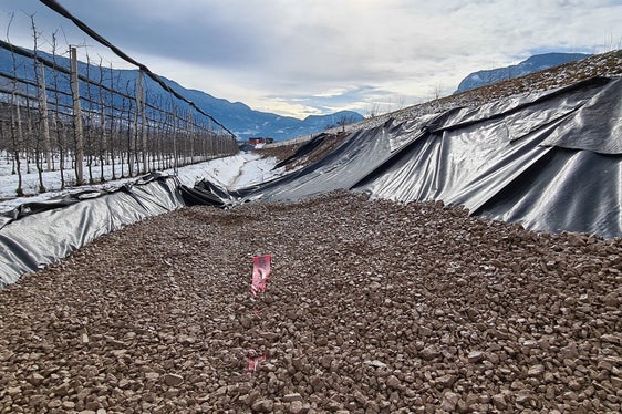 Im Zuge dieses Projektes hat das Amt für Wildbachverbauung Süd in der Agentur für Bevölkerungsschutz den Damm auf der orografisch linken Seite der Etsch in den Gemeinden Auer und Pfatten verstärkt. Die durchgeführten Maßnahmen umfassen den Bau eines Filterkörpers aus Schotter, damit wurde die Gefahr der Unterströmung beziehungsweise Untersickerung verringert und die Stabilität des Dammes bei Hochwasserereignissen erhöht. (Foto: LPA/Amt für Wildbachverbauung Süd in der Agentur für Bevölkerungsschutz)