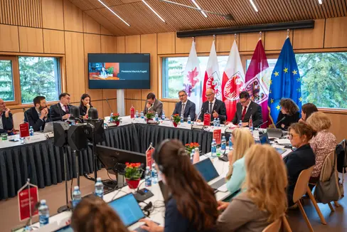 Die Landeshauptmänner Anton Mattle (Tirol), Arno Kompatscher (Südtirol) und Maurizio Fugatti (Trentino, virtuell zugeschaltet) nahmen an der 36. Sitzung des Euregio-Vorstands auf Burg Trautson teil. (Foto: Land Tirol/Fitsch)