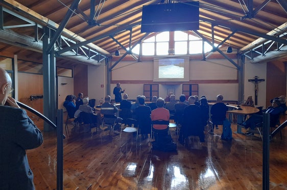 Über die Geschichte der Etsch referierte Kurt Werth im Rathaussaal von Neumarkt, anschließend beantwortete der Direktor der Agentur für Bevölkerungsschutz Klaus Unterweger die Fragen der Bevölkerung. (Foto: LPA/Maja Clara)