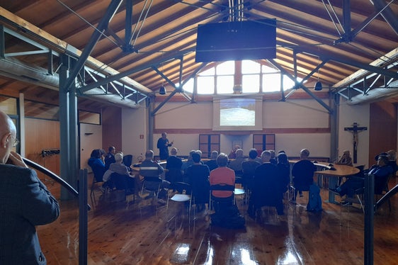 Über die Geschichte der Etsch referierte Kurt Werth im Rathaussaal von Neumarkt, anschließend beantwortete der Direktor der Agentur für Bevölkerungsschutz Klaus Unterweger die Fragen der Bevölkerung. (Foto: LPA/Maja Clara)