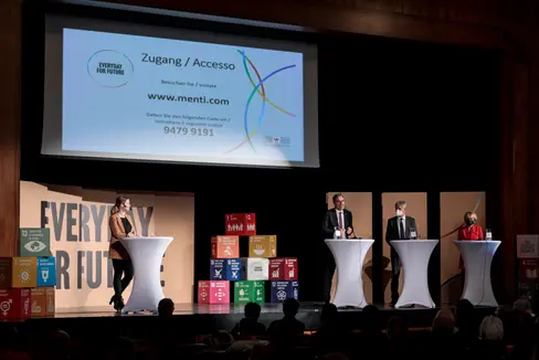 Unter der bewährten Moderation von Sabina Drescher (l.) beantworteten LH Kompatscher, Bezirksvertreter Miribung und Landesrätin Deeg die zahlreichen Fragen des Bruneckner Publikums. (Foto: LPA/Tiberio Sorvillo)