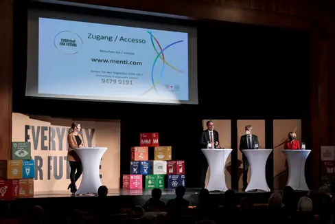 Unter der bewährten Moderation von Sabina Drescher (l.) beantworteten LH Kompatscher, Bezirksvertreter Miribung und Landesrätin Deeg die zahlreichen Fragen des Bruneckner Publikums. (Foto: LPA/Tiberio Sorvillo)