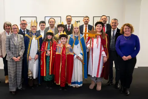 hinten von links nach rechts: Landesrat Luis Walcher, Landesrat Hubert Messner, Landesrat Christian Bianchi, Landesrätin Ulli Mair, Landesrat Philipp Achammer, Landeshauptmann Arno Kompatscher, Landesrat Daniel Alfreider, Landesrat Marco Galateo und Landesrat Peter Brunner; vorne von links nach rechts: Landesrätin Magdalena Amhof, Emma, Elisa, Annalena, Madeleine, Greta, Lisa und Landesrätin Rosmarie Pamer. (Foto: LPA/Fabio Brucculeri)