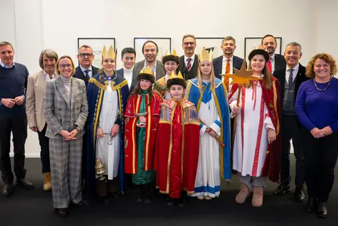Un incontro emozionante quello avvenuto fra i Cantori della Stella e i rappresentanti della Giunta provinciale. Nella foto, (dietro da sinistra a destra), gli assessori Luis Walcher, Hubert Messner, Christian Bianchi, Ulli Mair, Philipp Achammer, il presidente Arno Kompatscher, gli assessori Daniel Alfreider, Marco Galateo e Peter Brunner. In prima fila, da sinistra a destra della foto, da sinistra a destra, l'assessora Magdalena Amhof, i cantori Emma, Elisa, Annalena, Madeleine, Greta, Lisa e l'assessora Rosmarie Pamer. (Foto: USP/Fabio Brucculeri)
