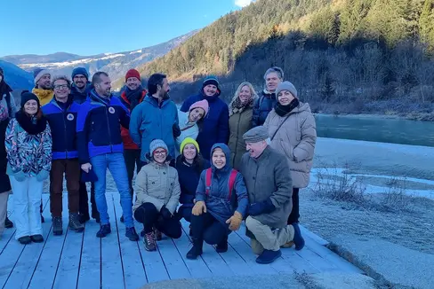 Peter Hecher, Lorenz Frei e Nicola Marangoni, membri del settore gestione aree fluviali e sviluppo dei corsi d’acqua del Centro funzionale provinciale, hanno guidato la delegazione formata da 17 rappresentanti di Wetlands International ad una visita guidata presso il tratto riqualificato del biotopo Ilistra, lungo la Rienza, (Foto: ASP/Agenzia per la Protezione civile)