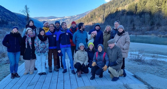 Lokalaugenschein beim Revitalisierungsprojekt Ilsterner Au: Drei Vertreter des Sachgebiets Flussraummanagement und Gewässerentwicklung im Landeswarnzentrum (mit den blauen Jacken im Zentrum und 4.v.r.) zusammen mit 17 Vertretern von Wetlands International - European Association. (Foto: LPA/Agentur für Bevölkerungsschutz)