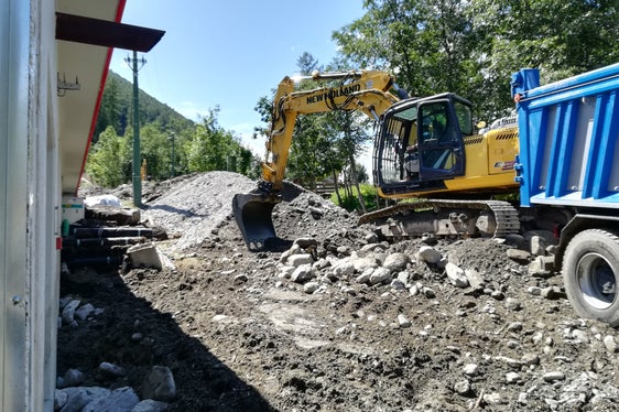 Der Kleinklausenbach hatte nach dem Starkregen Mitte August den Parkplatz und die Lagerhalle der Klausberg-Arena vermurt; die Wildbachbauarbeiter entfernten das angeschwemmte Geschiebematerial. (Foto: LPA/Agentur für Bevölkerungsschutz/Amt für Wildbach- und Lawinenverbauung Ost)