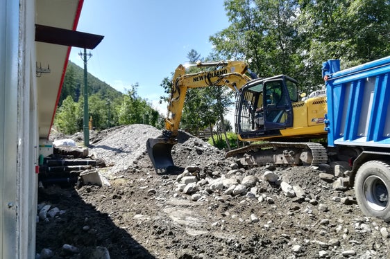 A causa delle forti piogge di metà agosto, il rio Chiusetta ha danneggiato il parcheggio e il magazzino della Skiarena Klausberg. Il team di operai dei bacini montani est ha rimosso il materiale detritico dal letto del fiume (Foto: ASP/Agenzia per la protezione civile/Ufficio sistemazione bacini montani est)