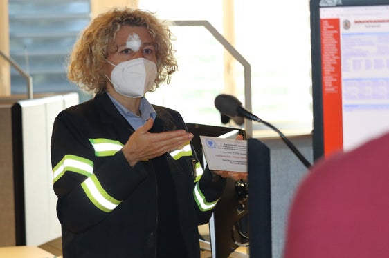 Francesca Monti del Corpo permanente dei Vigili del fuoco ha portato la busta chiusa con la password alla Centrale d'emergenza (Foto: ASP / Maja Clara)