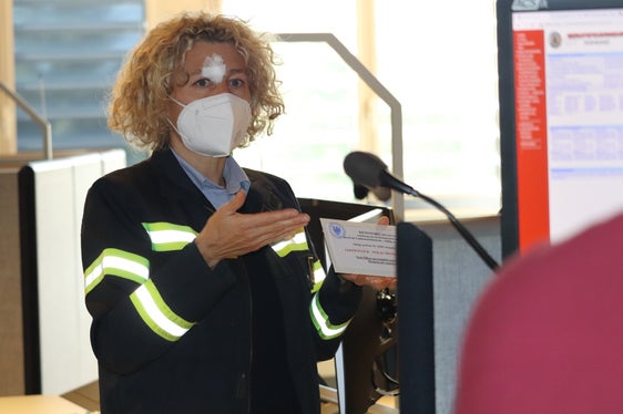 Berufsfeuerwehr-Offizierin Francesca Monti bringt den geschlossenen Umschlag mit dem Passwort in die Landesnotrufzentrale. (Foto: LPA/Maja Clara)