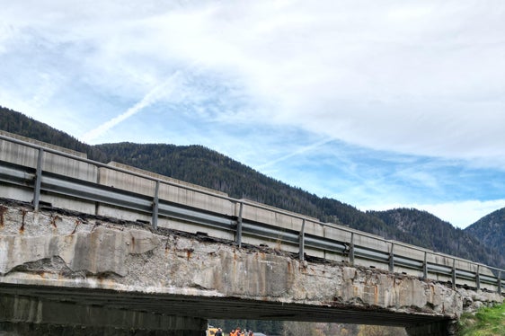 Oggi è stato dato il via ai lavori per ricostruire il ponte sul Rio Casies. (Foto: USP/Dipartimento Infrastrutture e Mobilità)