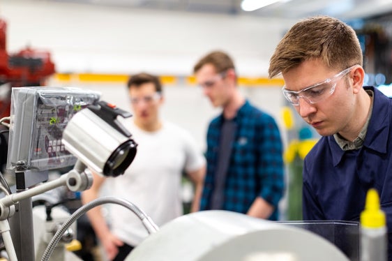 Praktika- und Sommerarbeitsverträge bieten Jugendlichen die Möglichkeit, einige Wochen oder Monate ein bestimmtes Berufsbild besser kennenzulernen. (Foto: Unsplash. Das Foto darf nur in Zusammenhang mit dieser Pressemitteilung verwendet werden.)