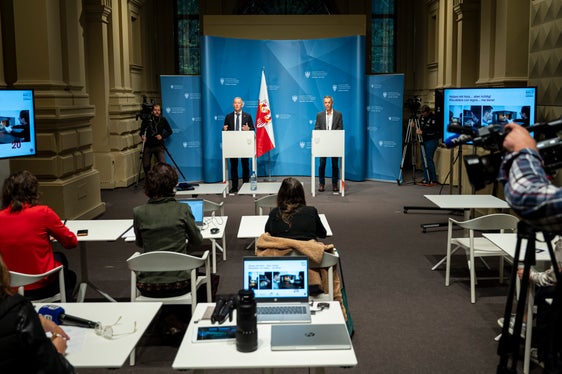 Landesrat Peter Brunner (am Podium links) und Amtsdirektor Georg Pichler (am Podium rechts) informierten bei einer Pressekonferenz über die Initiative Heizen mit Holz... aber richtig!, die auch im Herbst 2025 fortgesetzt wird. (Foto: LPA/Fabio Brucculeri)