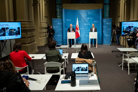 Landesrat Peter Brunner (am Podium links) und Amtsdirektor Georg Pichler (am Podium rechts) informierten bei einer Pressekonferenz über die Initiative Heizen mit Holz... aber richtig!, die auch im Herbst 2025 fortgesetzt wird. (Foto: LPA/Fabio Brucculeri)