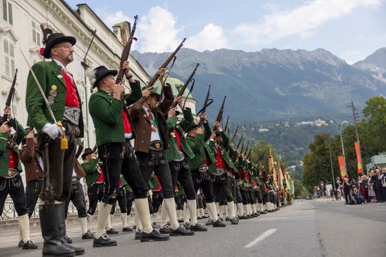 Die Ehrensalve gehört zum landesüblichen Empfang vor der Kaiserlichen Hofburg in Innsbruck. (Foto: Land Tirol/Sedlak)